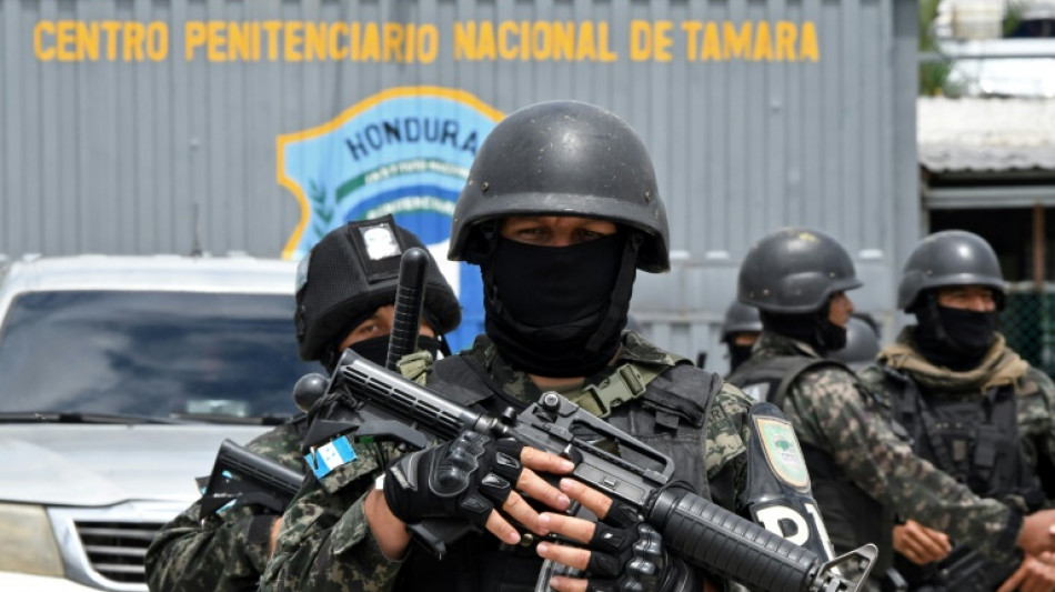 Agentes entram em prisão de segurança máxima em Honduras para combater gangues