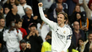 Com gols de Modric e Vini, Real Madrid vence Girona e não deixa líder Barça escapar