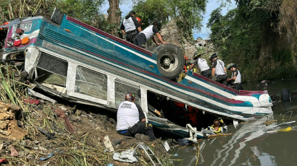 Ônibus cai de barranco e deixa ao menos 55 mortos na Guatemala