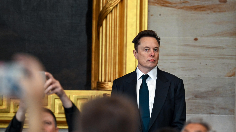 Musk, 'chiudiamo Radio Free Europe e Voice of America'