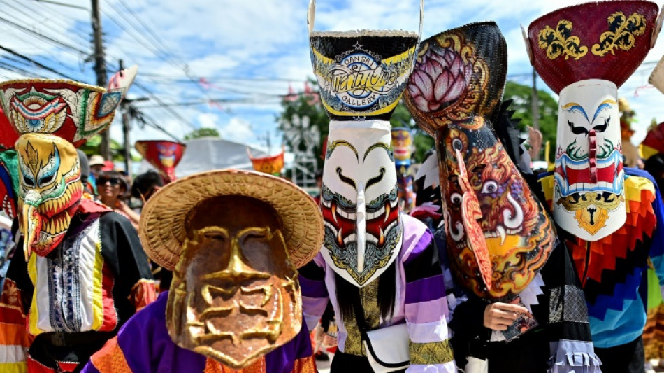 Thaïlande: masques, clochettes et costumes pour célébrer la "fête des fantômes"  