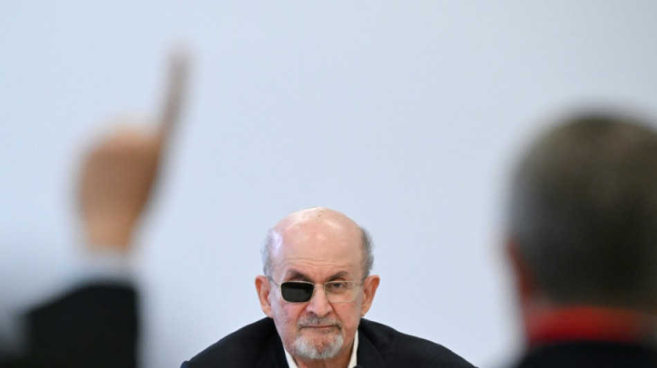 "Me estaba muriendo", el escritor Salman Rushdie declara en el juicio a su supuesto agresor en EEUU