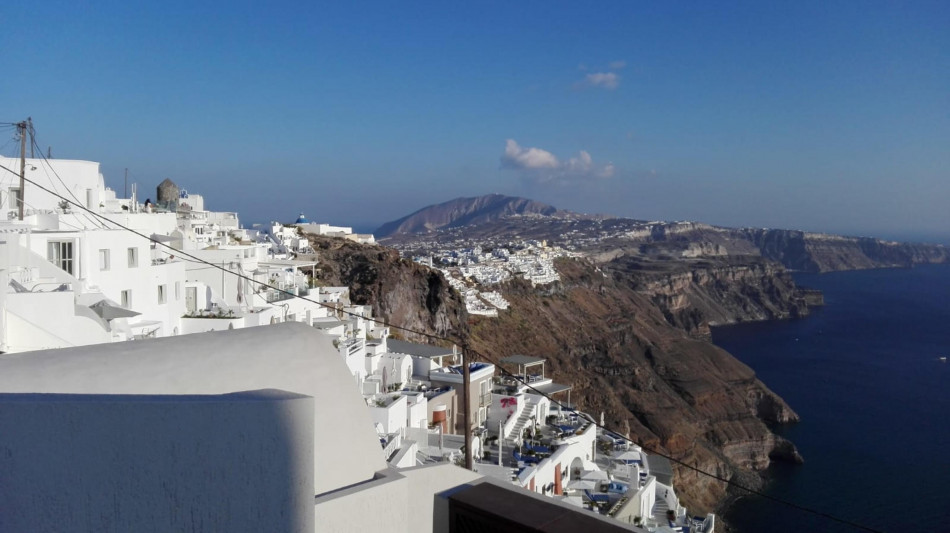 Sciame sismico a Santorini, quasi 9mila persone lasciano isola