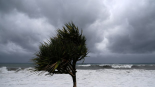 La Réunion craint "un cyclone qui pourrait marquer l'histoire de l'île", aéroport fermé à 16h00