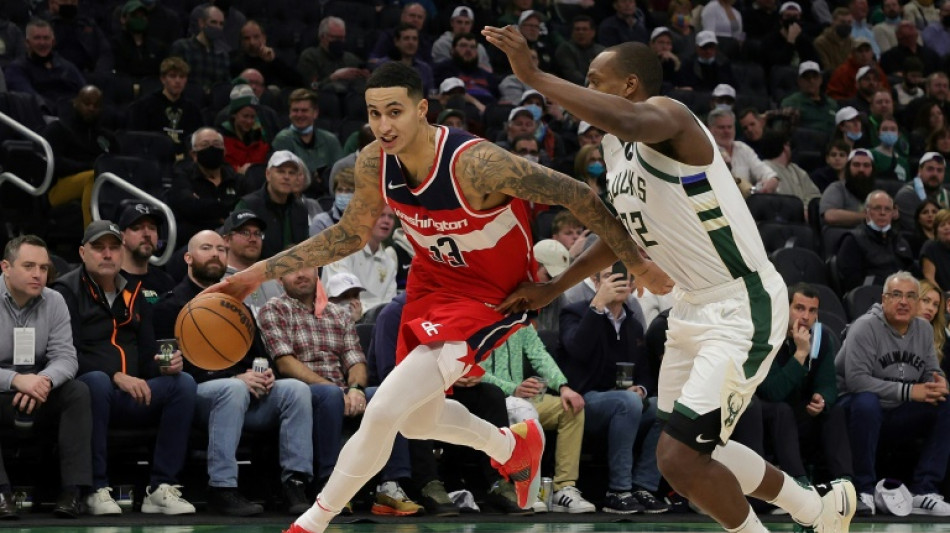 Los Bucks de la NBA adquieren a Kyle Kuzma a cambio de Khris Middleton