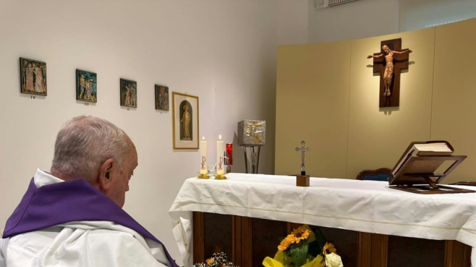 Première photo du pape hospitalisé, qui se dit "affaibli" face à une "épreuve"