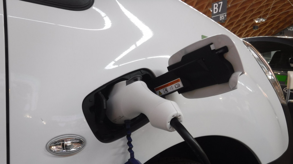 Aumentano le auto elettriche nel mondo, 17 milioni nel 2024