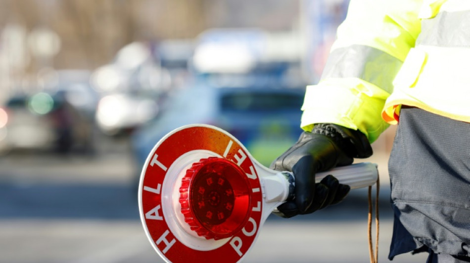 Verfolgungsjagd mit Lastwagen auf Autobahn: Vier Polizisten leicht verletzt