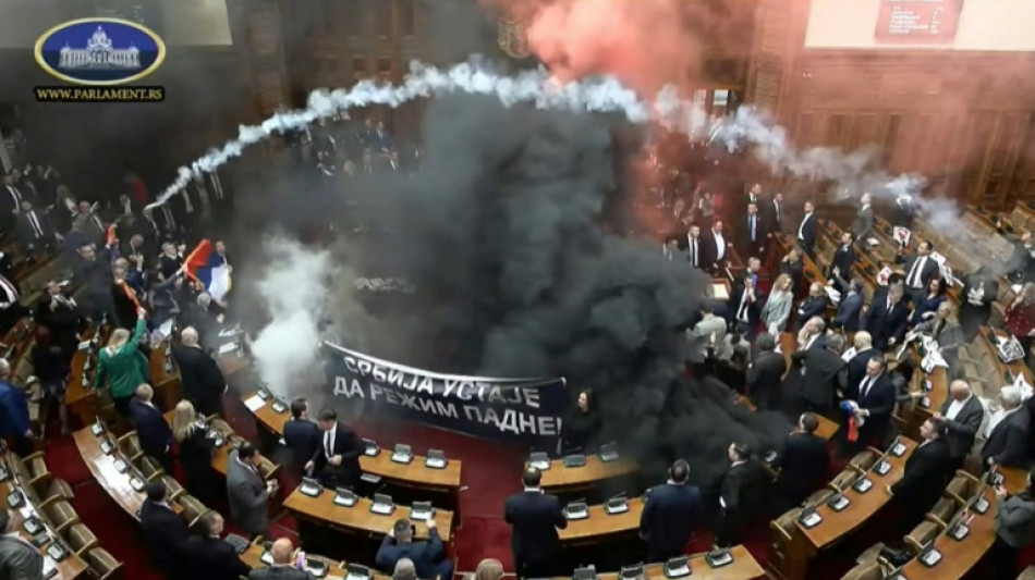 Oposição sérvia lança bombas de fumaça e sinalizadores no Parlamento