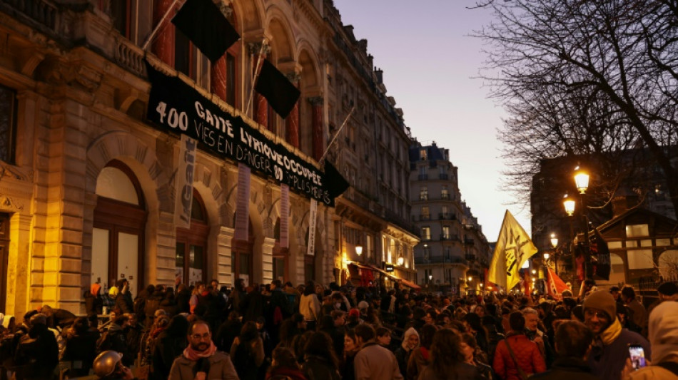 Paris: évacuation houleuse de la Gaîté lyrique, occupée pendant trois mois par des migrants