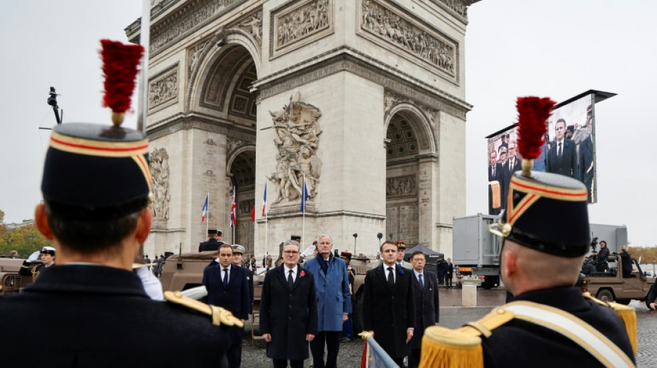 Emmanuel Macron et le Premier ministre britannique commémorent le 11-Novembre à Paris