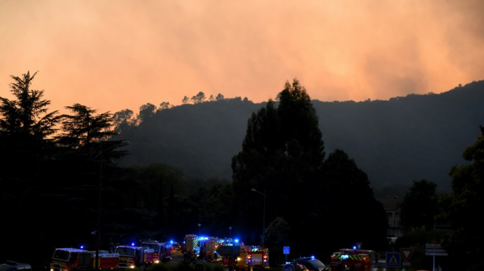 Un "méga feu" frappe le Gard, apogée d'une journée marquée par de multiples incendies