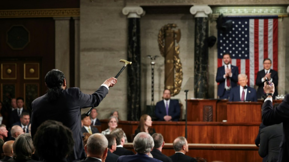 Congressista democrata é expulso após protestar contra discurso de Trump