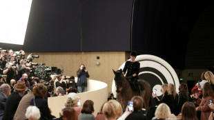 Charlotte Casiraghi à cheval pour le défilé Chanel haute couture