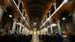 La "gran familia de argentinos" reza por la salud del papa Francisco en Roma