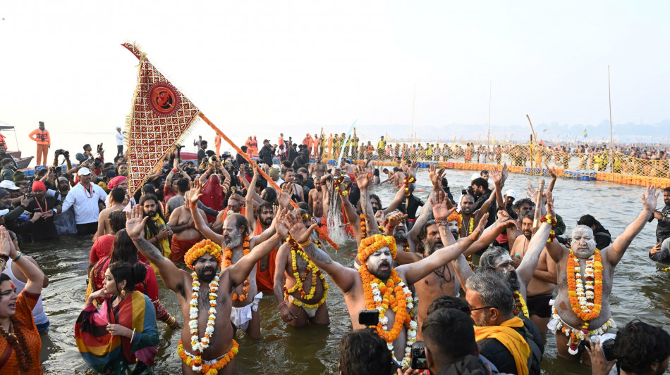 India, in corso smantellamento mega strutture del Khumb Mela