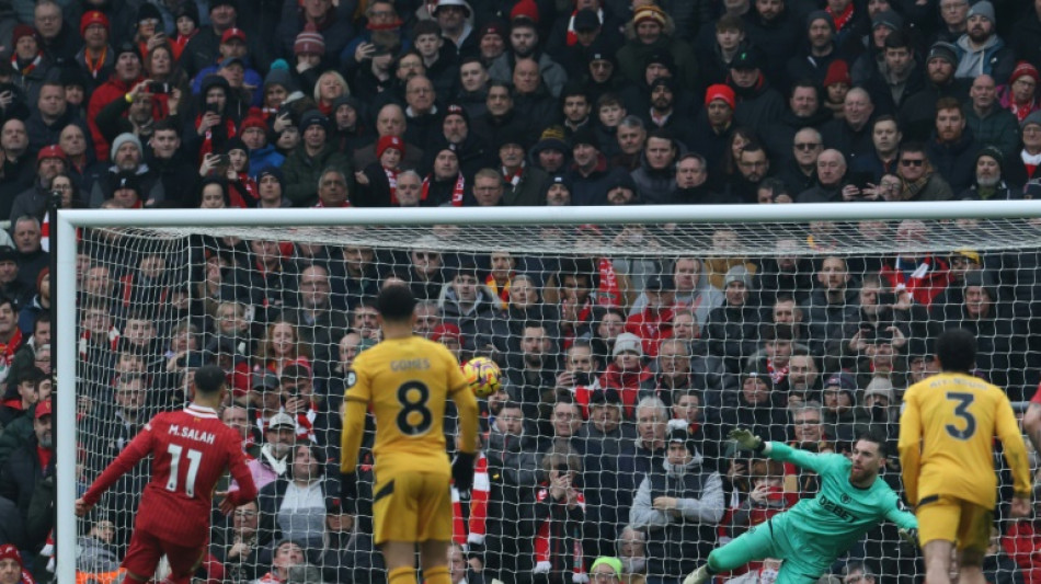 Liverpool vence Wolverhampton e mantém vantagem liderança; Tottenham afunda United