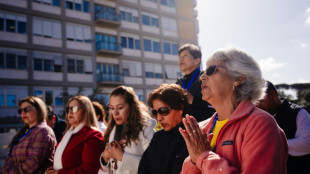 A las puertas del hospital del papa Francisco, los fieles no pierden la esperanza