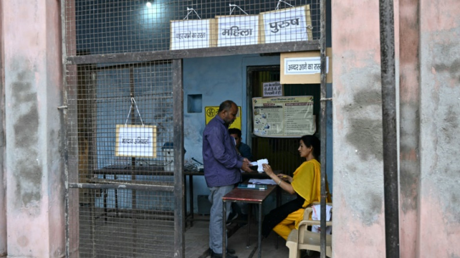 Indian election resumes as heatwave hits voters