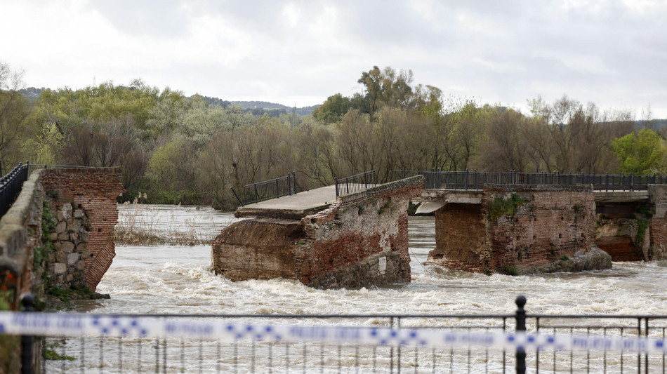 Fiume in piena per il maltempo, crolla ponte romano in Castiglia