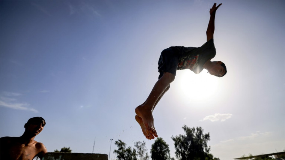 Pour fuir la canicule à Bagdad, la "fraîcheur" du fleuve ou de la patinoire