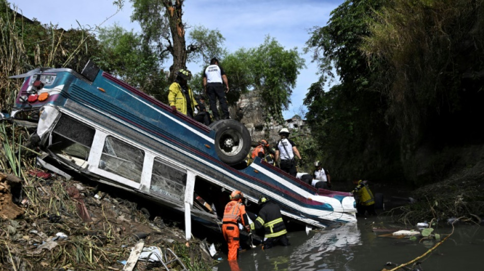 Guatemala reduce de 55 a 54 el número de muertos en el accidente de autobús