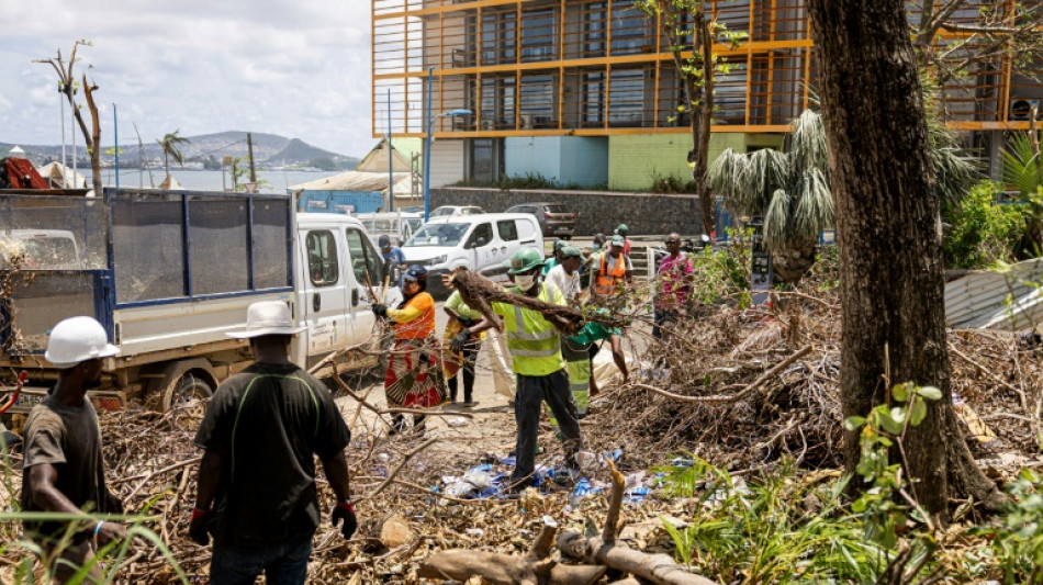 Mayotte: grand nettoyage dans les rues de Mamoudzou, à quelques heures de la visite de Bayrou