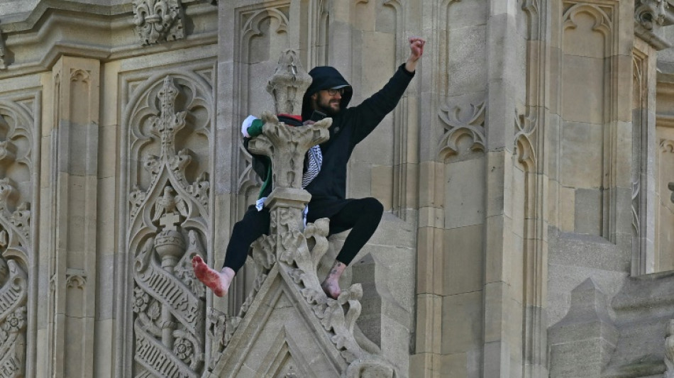 Mann klettert mit Palästinenserflagge auf Big Ben in London