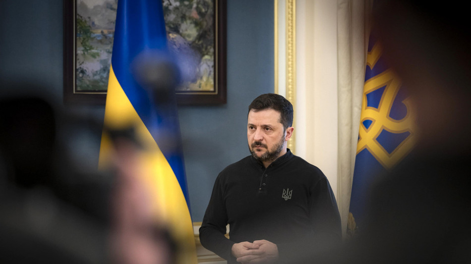 Trump, 'Zelensky si rifiuta di indire le elezioni'