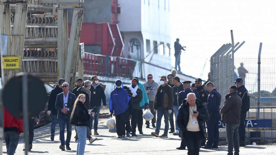 Partita dall'Albania la nave con i 43 migranti verso Bari