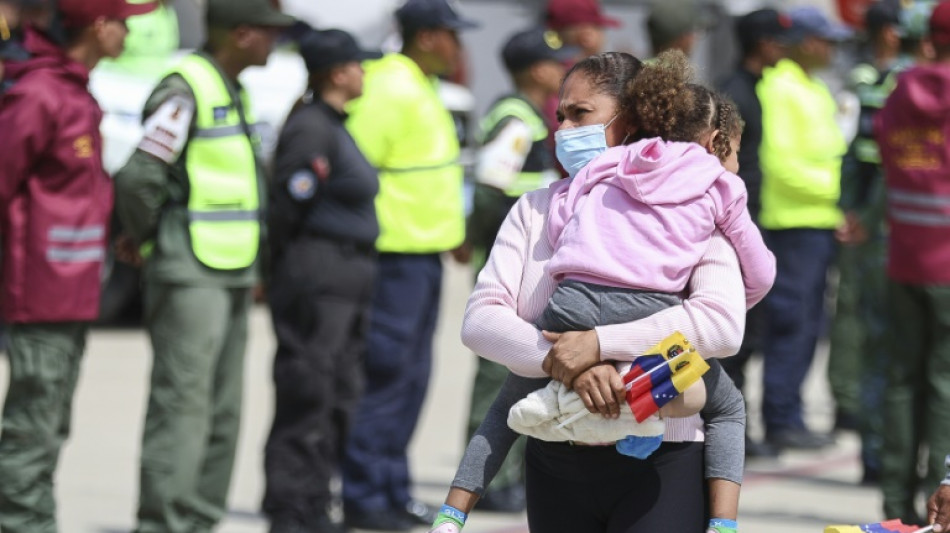 Venezuela repatría a 242 migrantes desde México, incluidos mujeres y niños