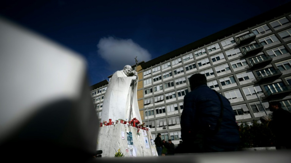 Vier Wochen im Krankenhaus: Papst Franziskus verbringt laut Vatikan "ruhige Nacht"