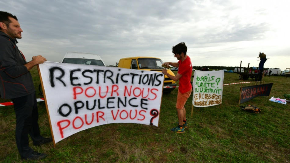 Deux-Sèvres: les manifestants "antibassines" tentent de forcer le barrage