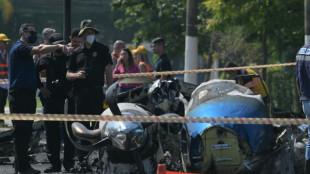 Avião cai em avenida em São Paulo e deixa dois mortos e seis feridos