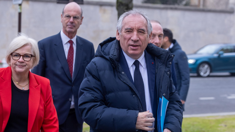 Bayrou parla di invasione migranti, Ps sospende trattative