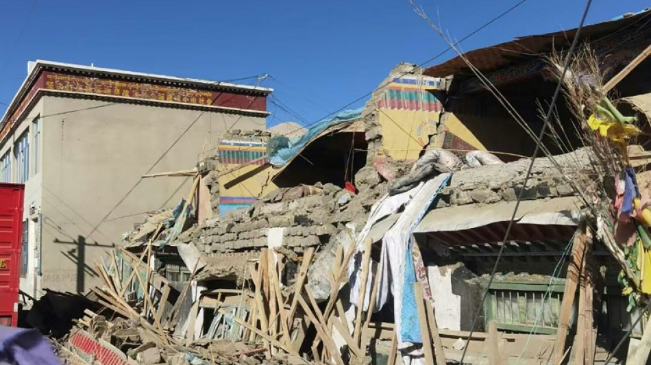 Socorristas protegem do frio os afetados pelo terremoto mortal no Tibete