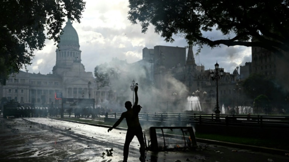 Argentine: au moins 20 blessés dans des heurts entre police et manifestants défendant les retraités