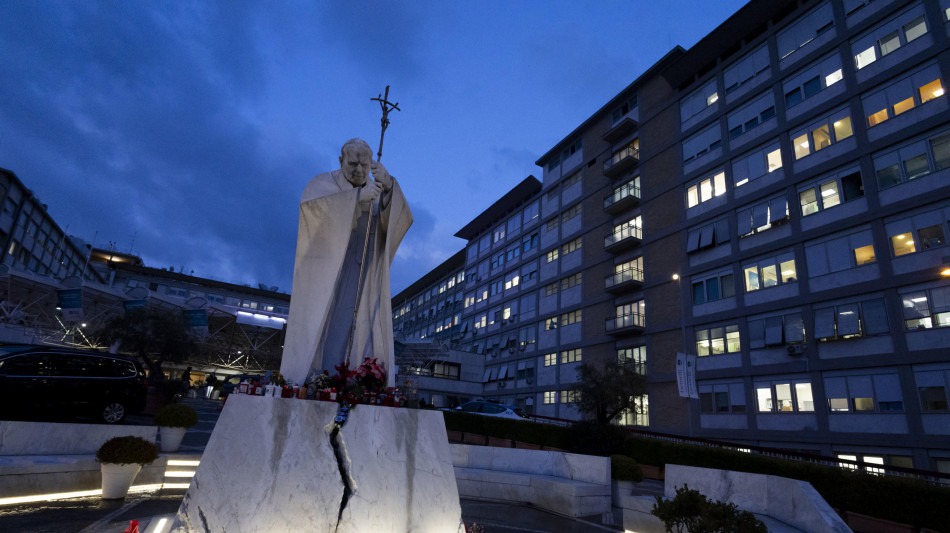 Il Papa a riposo, non farà l'Angelus ma invierà un testo