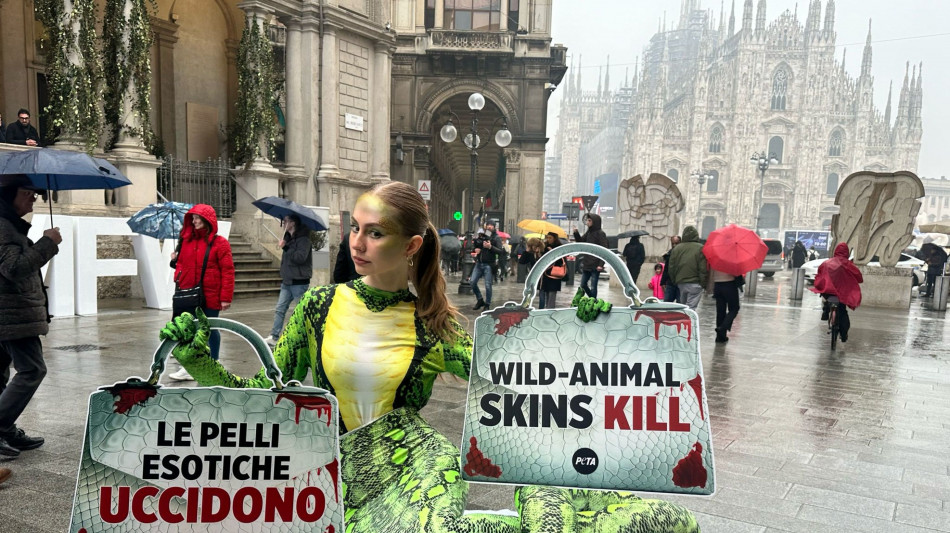 Il 'serpente' della Peta alla Milano Fashion week