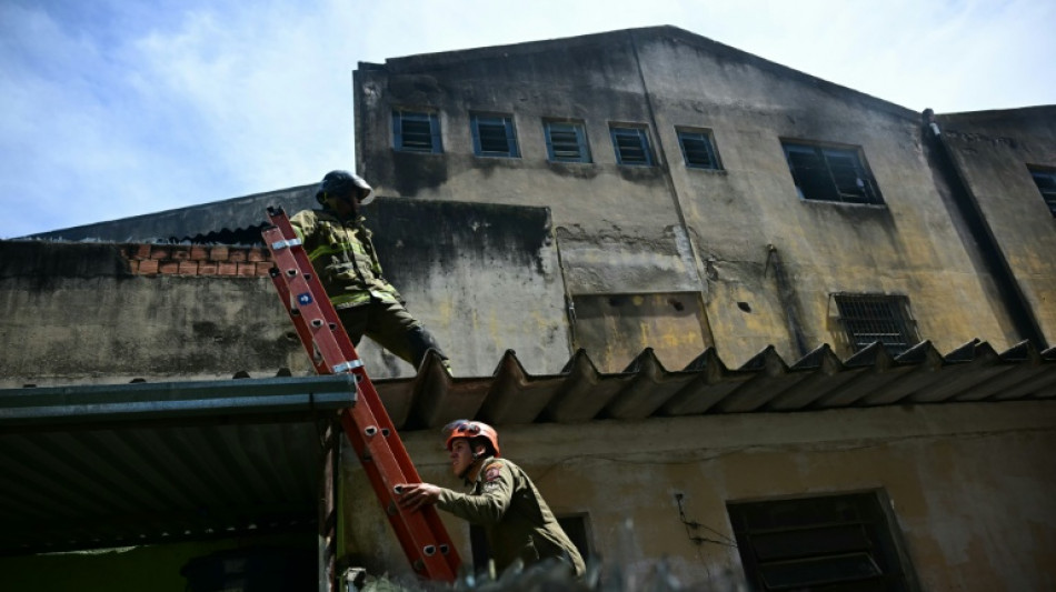 Incêndio em fábrica de fantasias no Rio fere 21 na reta final para o Carnaval