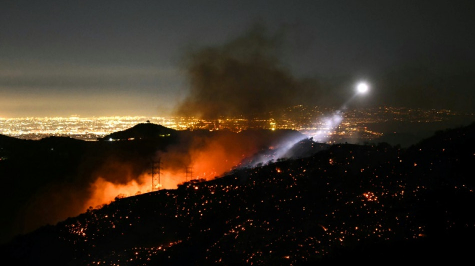 Ventos fortes reacendem incêndios em Los Angeles