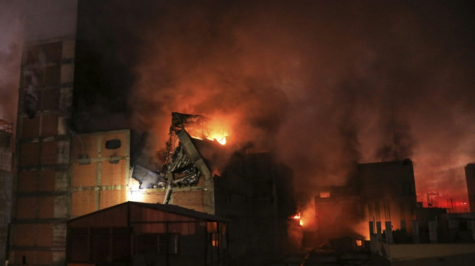 Bombeiros combatem grande incêndio que completa 2 dias em Lima