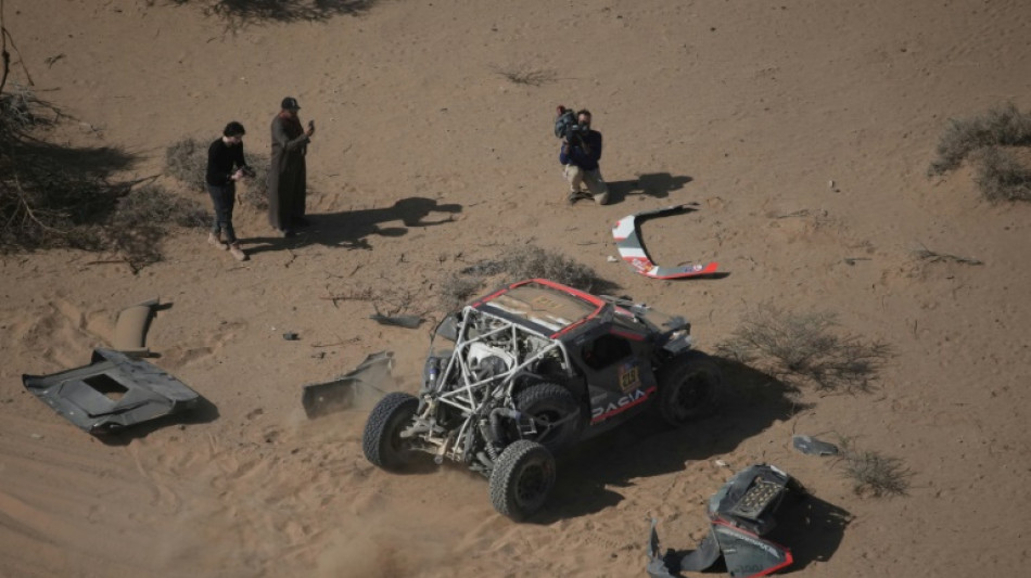 Un accidente arruina el Dakar a Loeb, Santolino da la primera victoria a España