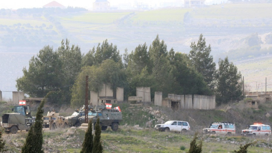 Au Liban, des déplacés attendent près de leur village de pouvoir y retourner