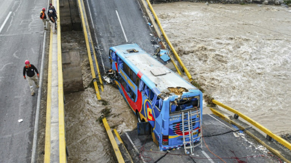 Dos muertos y más de 40 heridos tras colapsar un puente con un bus de pasajeros en Perú