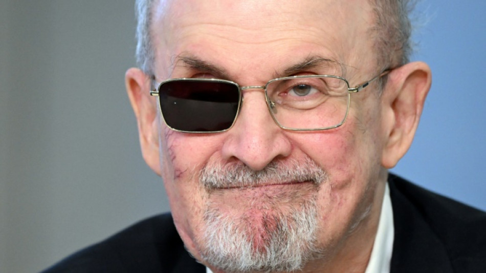 Começam as alegações no julgamento do agressor do escritor Salman Rushdie