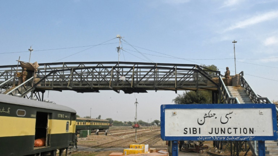 Forças de segurança libertam 190 pessoas após sequestro de trem no sudoeste do Paquistão