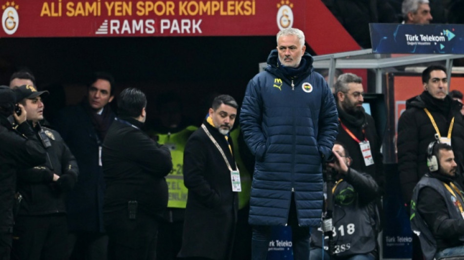 Mourinho fue suspendido cuatro partidos en Turquía