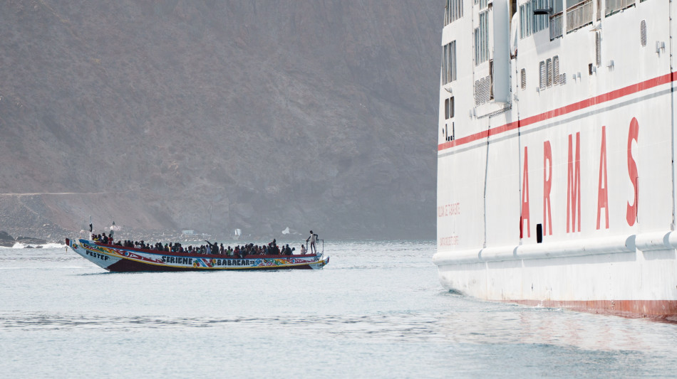 Migranti: 150 persone su 2 caicchi sbarcate alle isole Canarie