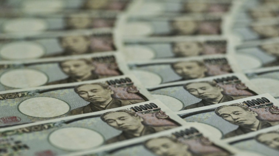 Yen rallies on rate hike bets as equity markets swing